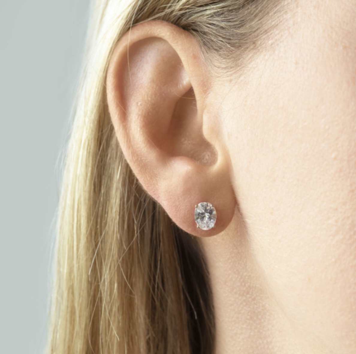 Fancy Oval Stud EarringsDescription
Oval Stud Earrings Embellished with Swarovski Zirconia – White
Specifications:– Stone Color : White– Size: Stud Earrings– Material: S925 Sterling Silver 8002 / 8005Dhia JewelleryFancy Oval Stud Earrings